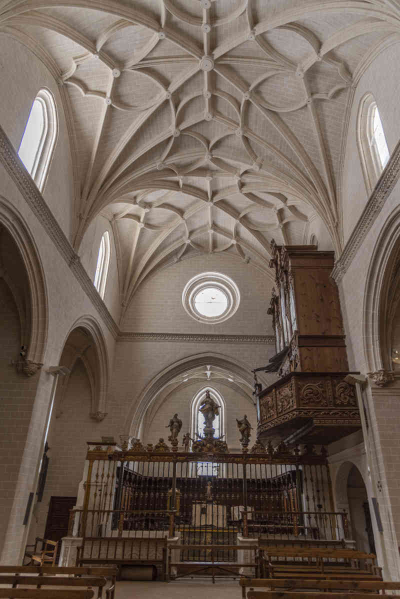 Huesca - Alquézar 22 - castillo y colegiata de Santa María la Mayor de Alquézar - iglesia.jpg